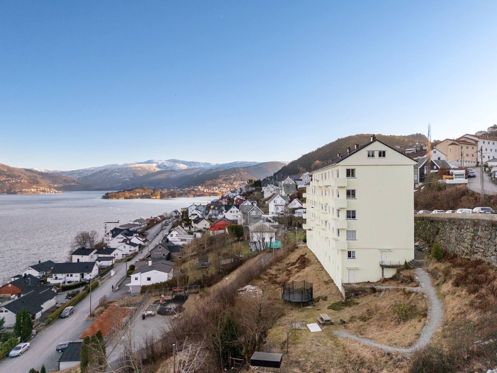 Boligen har en fin beliggenhet i et rolig nabolag Galleribilde