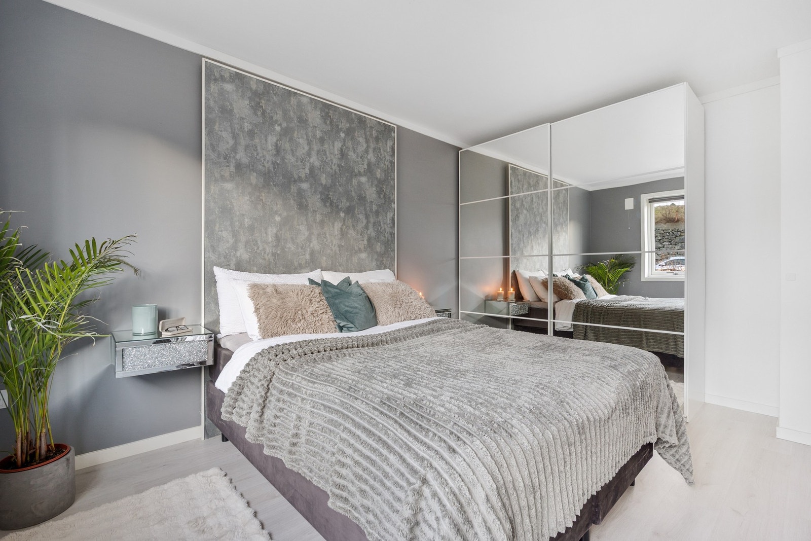 Praktisk skyvedørsgarderobe medfølger handelen Galleribilde