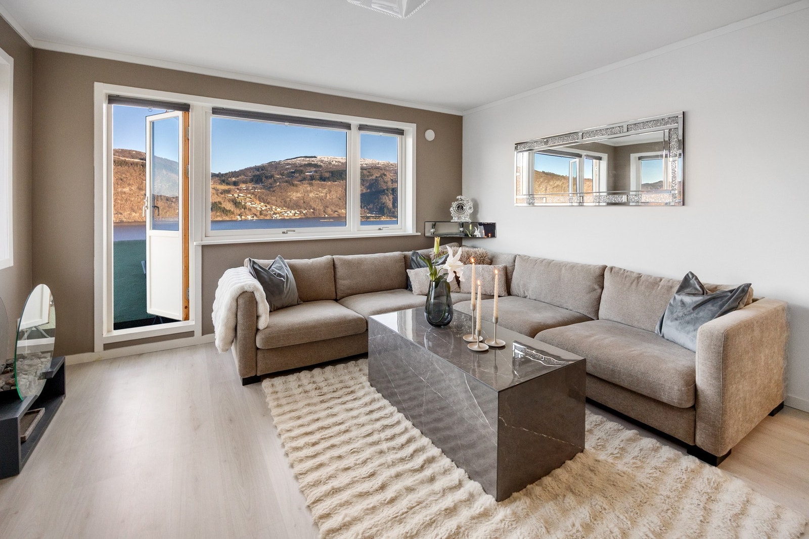 Fra stuen har man utgang til balkong som måler 2 m² Galleribilde