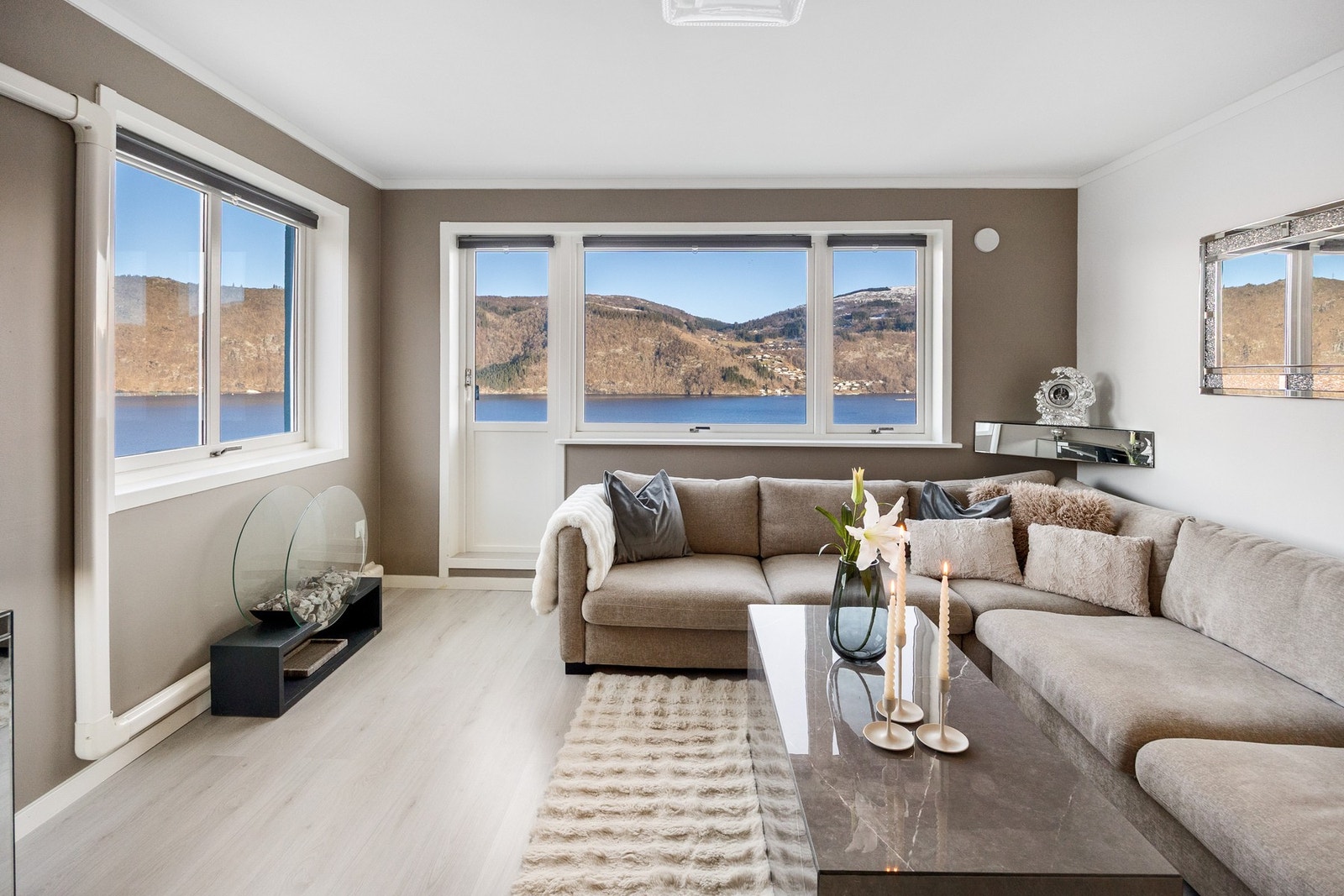 Leiligheten har bl.a. fått nytt gulv og alle veggene er gipset, sparklet og malt Galleribilde