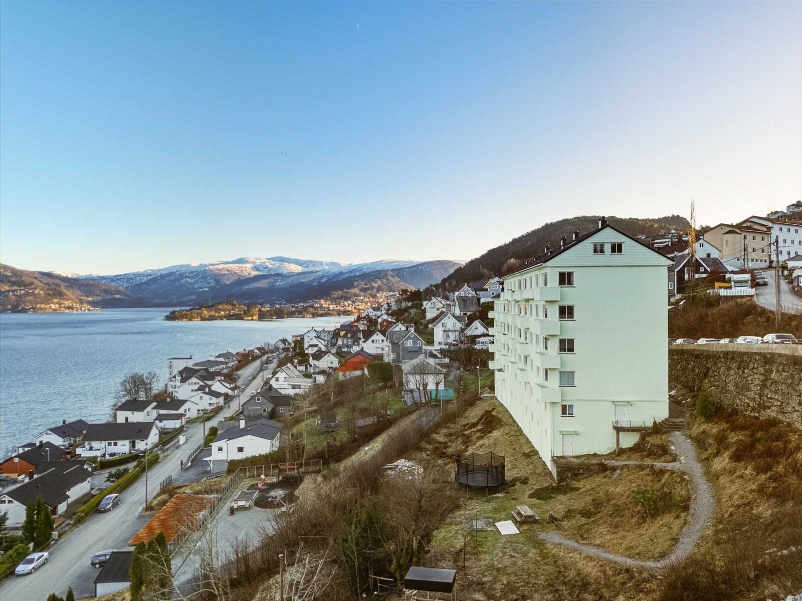 Boligen har en meget sentral beliggenhet med nærhet til alt av hverdagslige fasiliteter Galleribilde