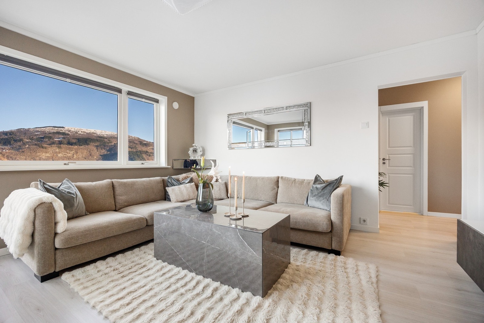 Tidsriktig og moderne fargevalg er gjennomgående i boligen Galleribilde