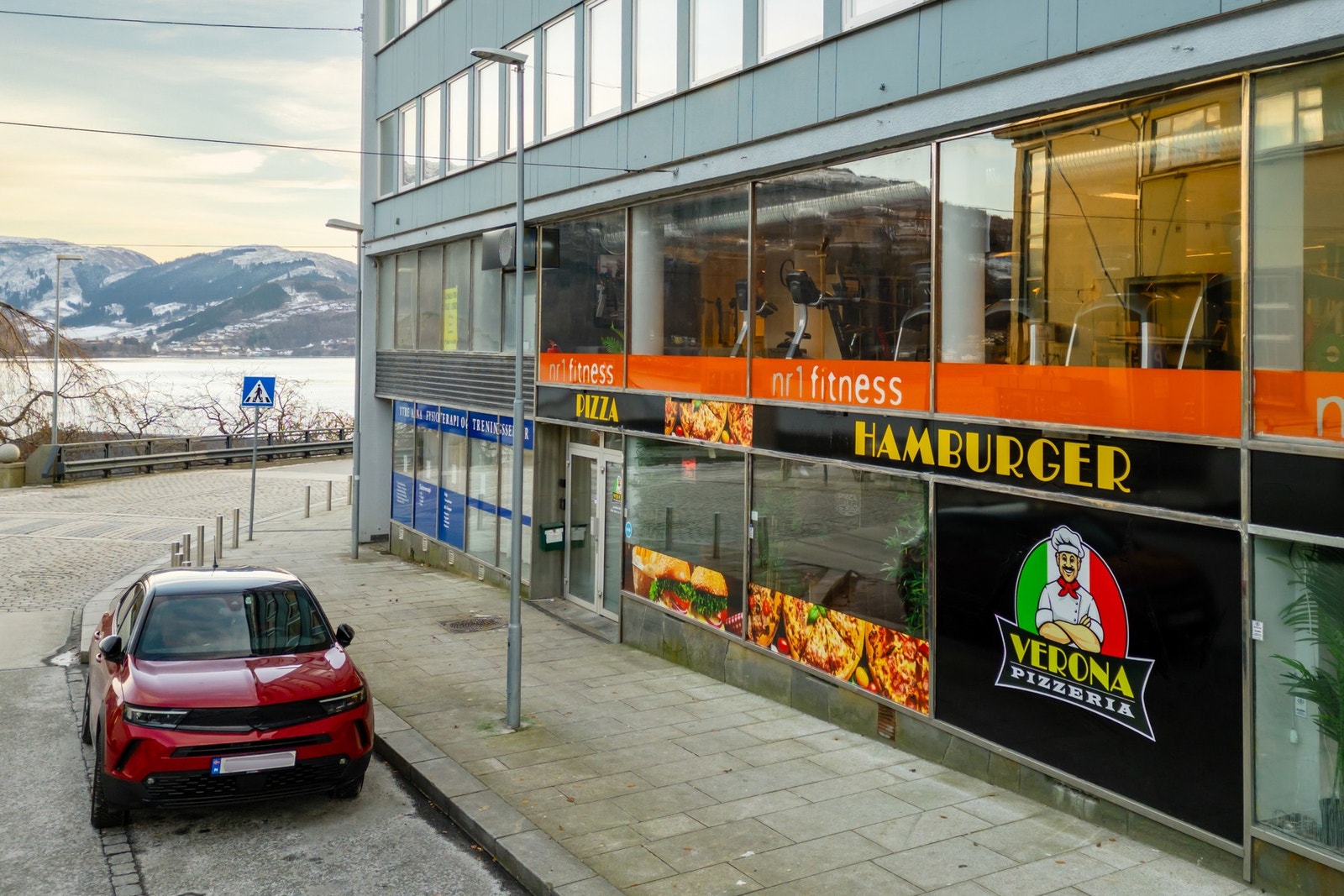 Både treningssenter og spisesteder i nærheten av boligen Galleribilde