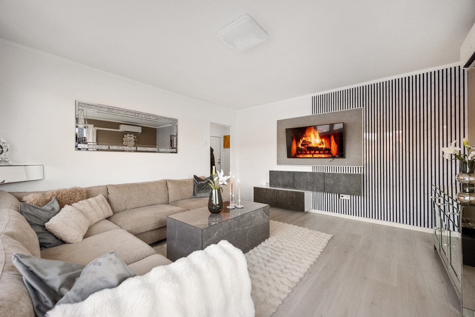 Stuen er romslig og kan enkelt innredes inn etter eget behov Galleribilde