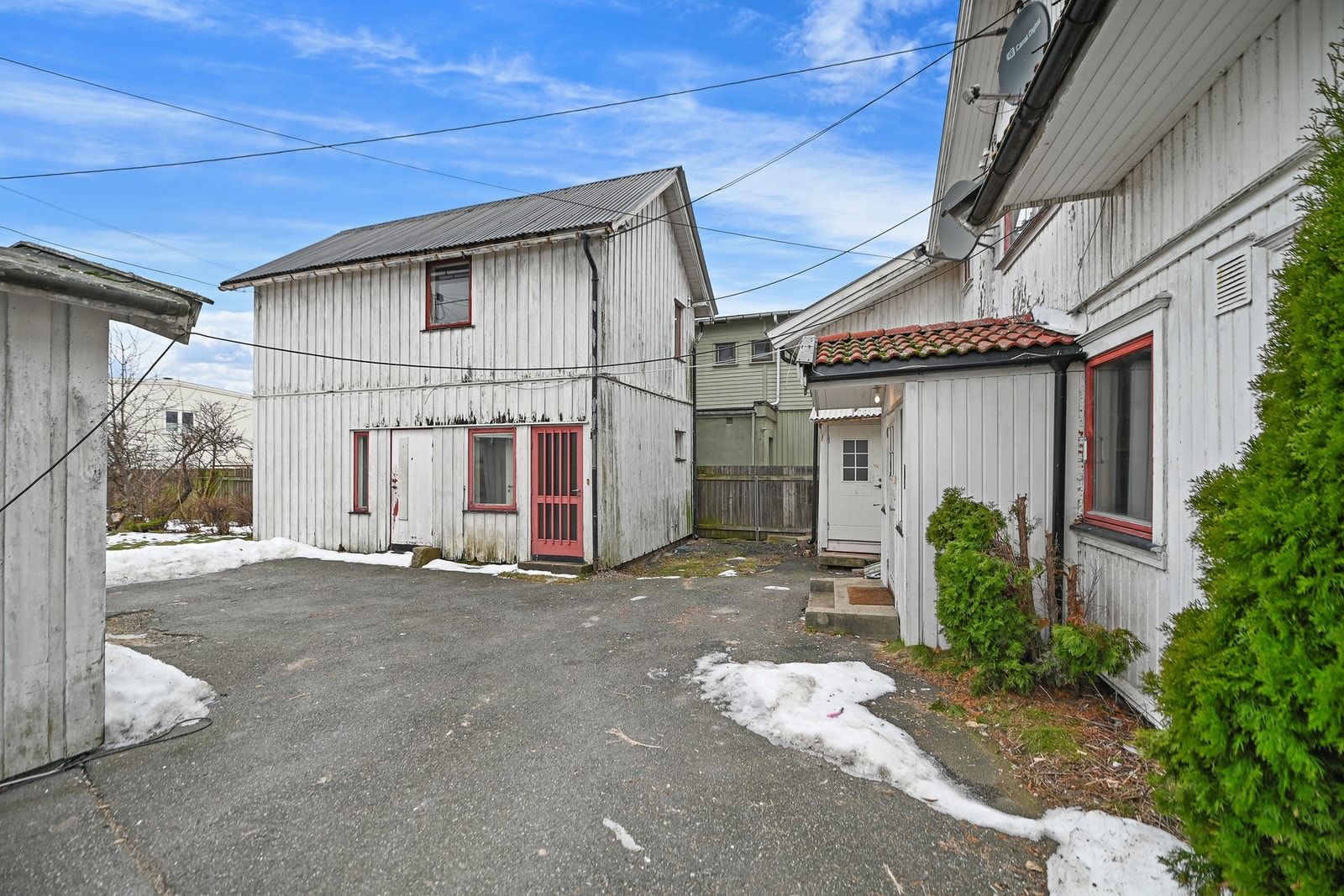 Eiendommen ligger meget sentralt, kun 200 meter fra torget. Galleribilde
