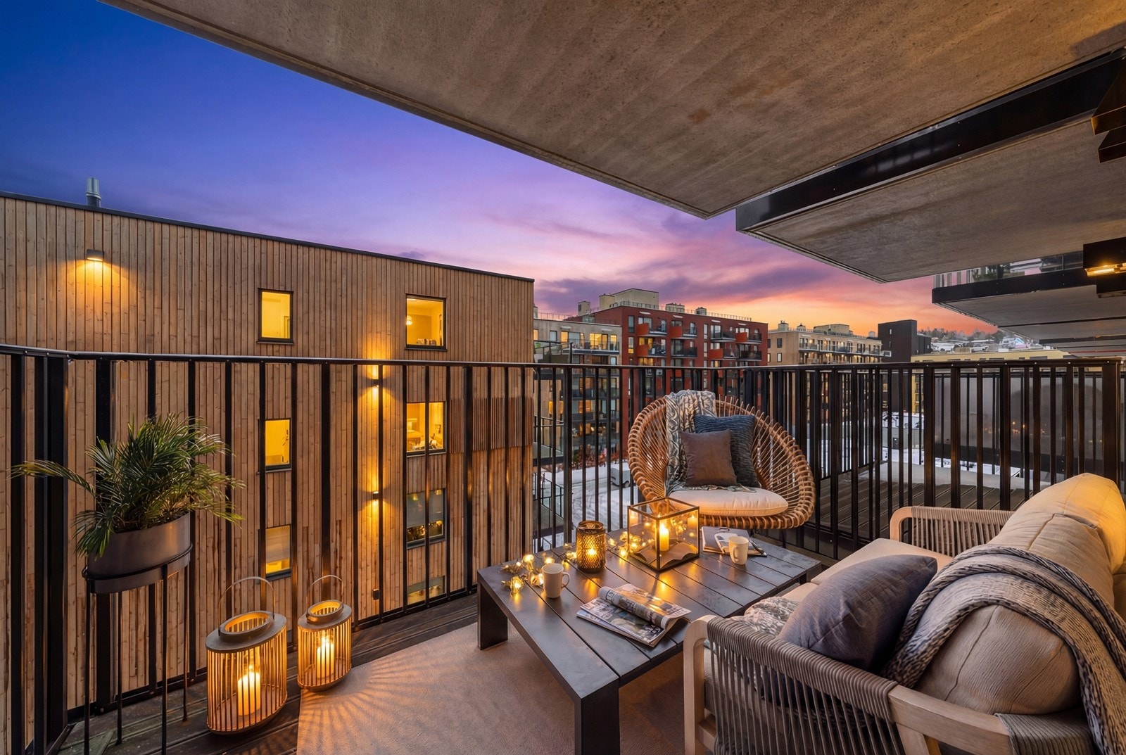 Leiligheten ligger i 5. etasje og har utsyn mot rolige fellesområder. Digitalt redigert skumringsbilde Galleribilde