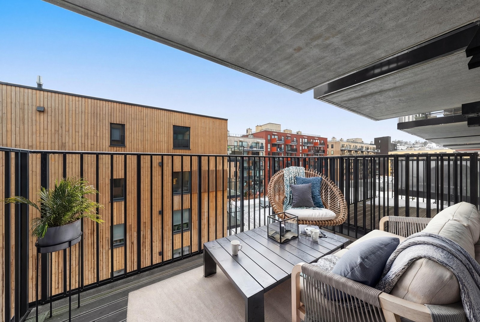 Flott sørvendt balkong i 5. etasje med godt utsyn og gode solforhold. Digitalt møblert. Galleribilde