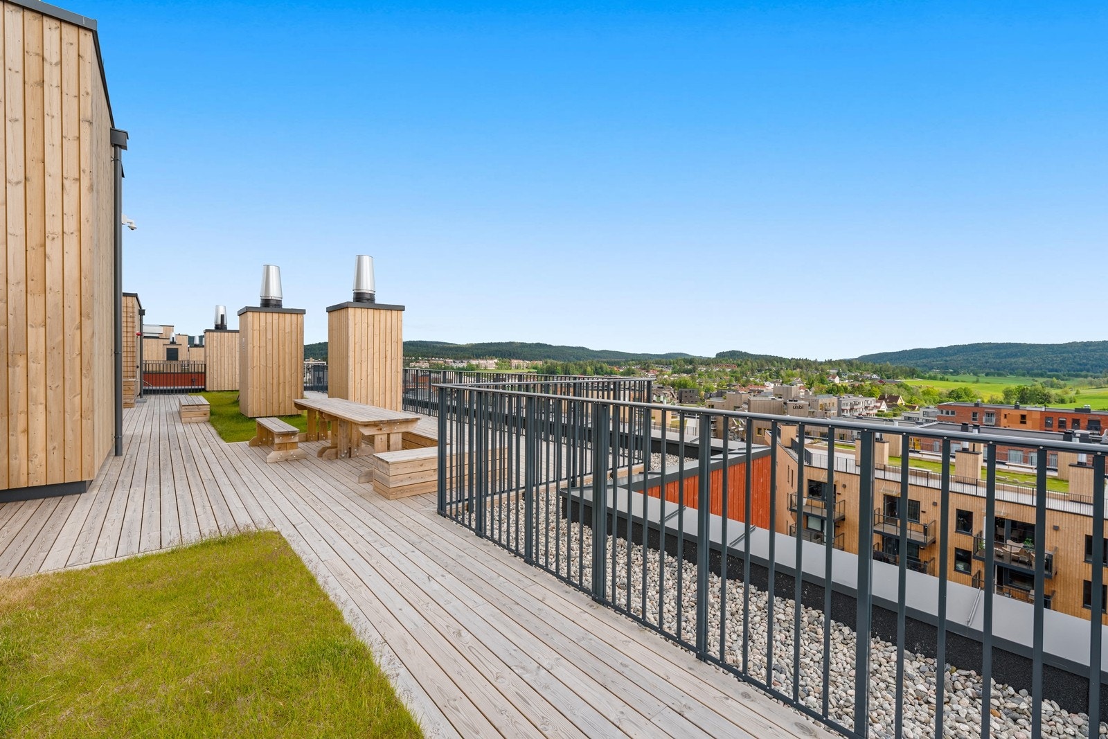 Takterrassen er opparbeidet med benker, plen m.m. Galleribilde