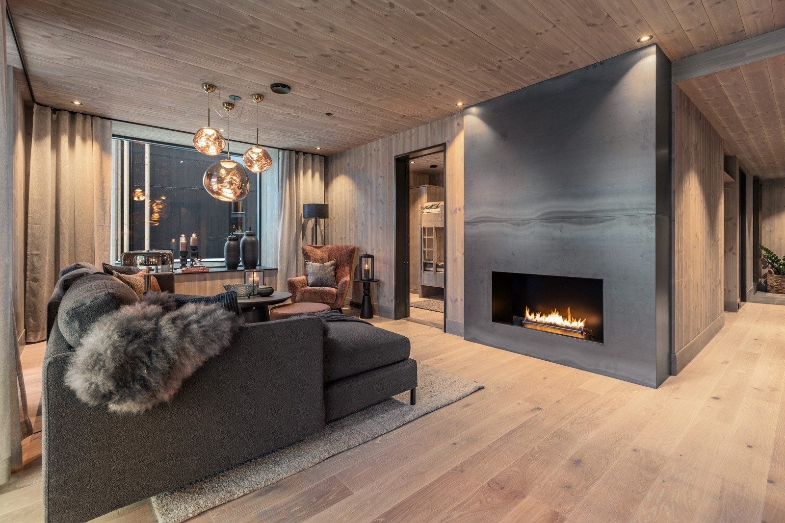 Stilren peis med råmetall kledning Galleribilde