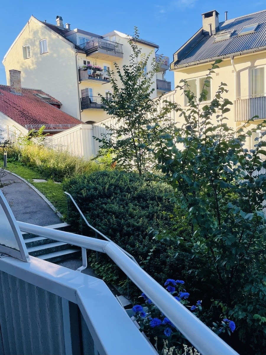 Morgensol på balkongen Galleribilde