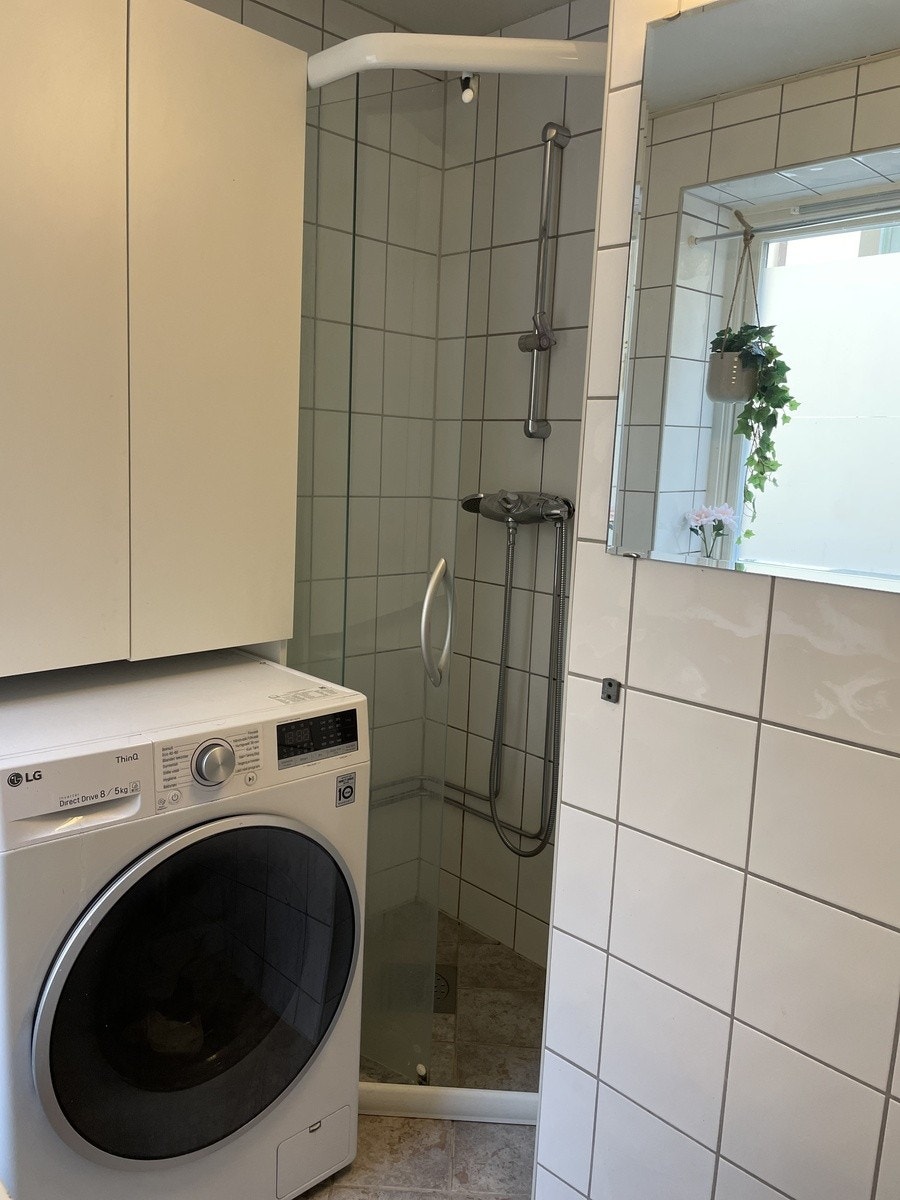 Bad m vaskemaskin og dusj Galleribilde