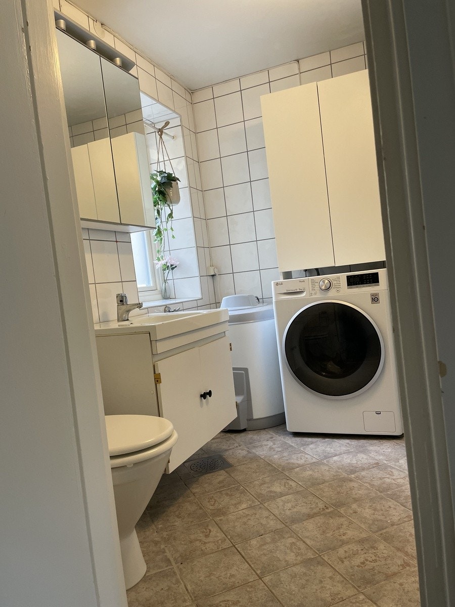 Bad m vaskemaskin og dusj Galleribilde