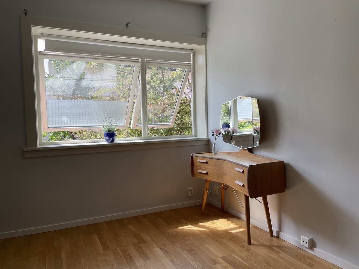 Soverom 1. Vindu mot rolig gate Galleribilde