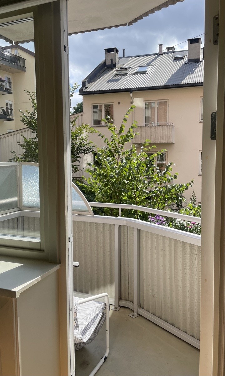 Balkong mot rolig gate og mye sol Galleribilde