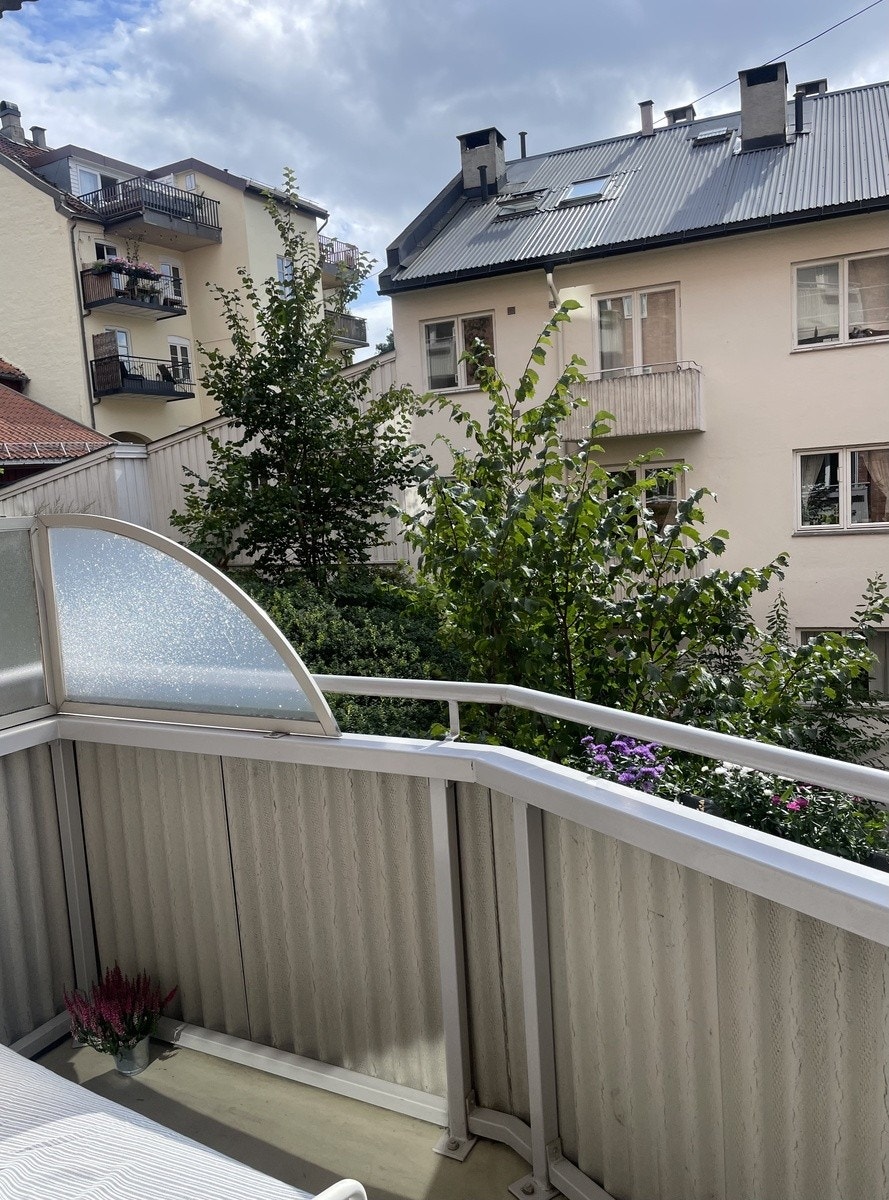 Balkong mot rolig gate og mye sol Galleribilde