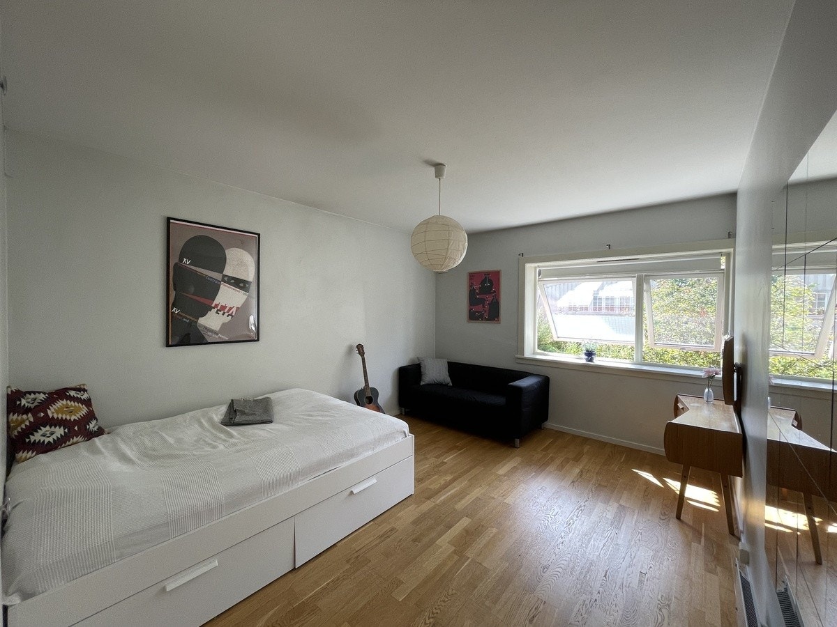 Soverom 1. Vindu mot rolig gate Galleribilde