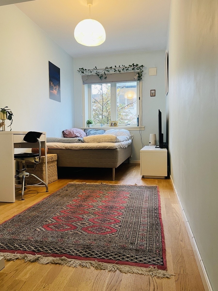 Soverom 2. Vindu mot rolig gate. Galleribilde