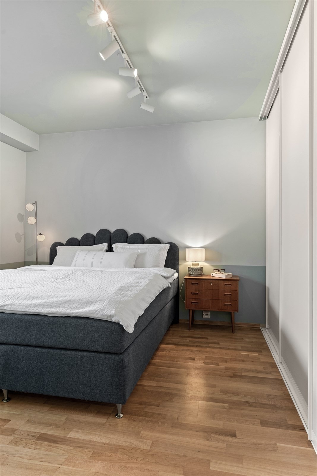 Godt med skapplass på hoved soverommet Galleribilde