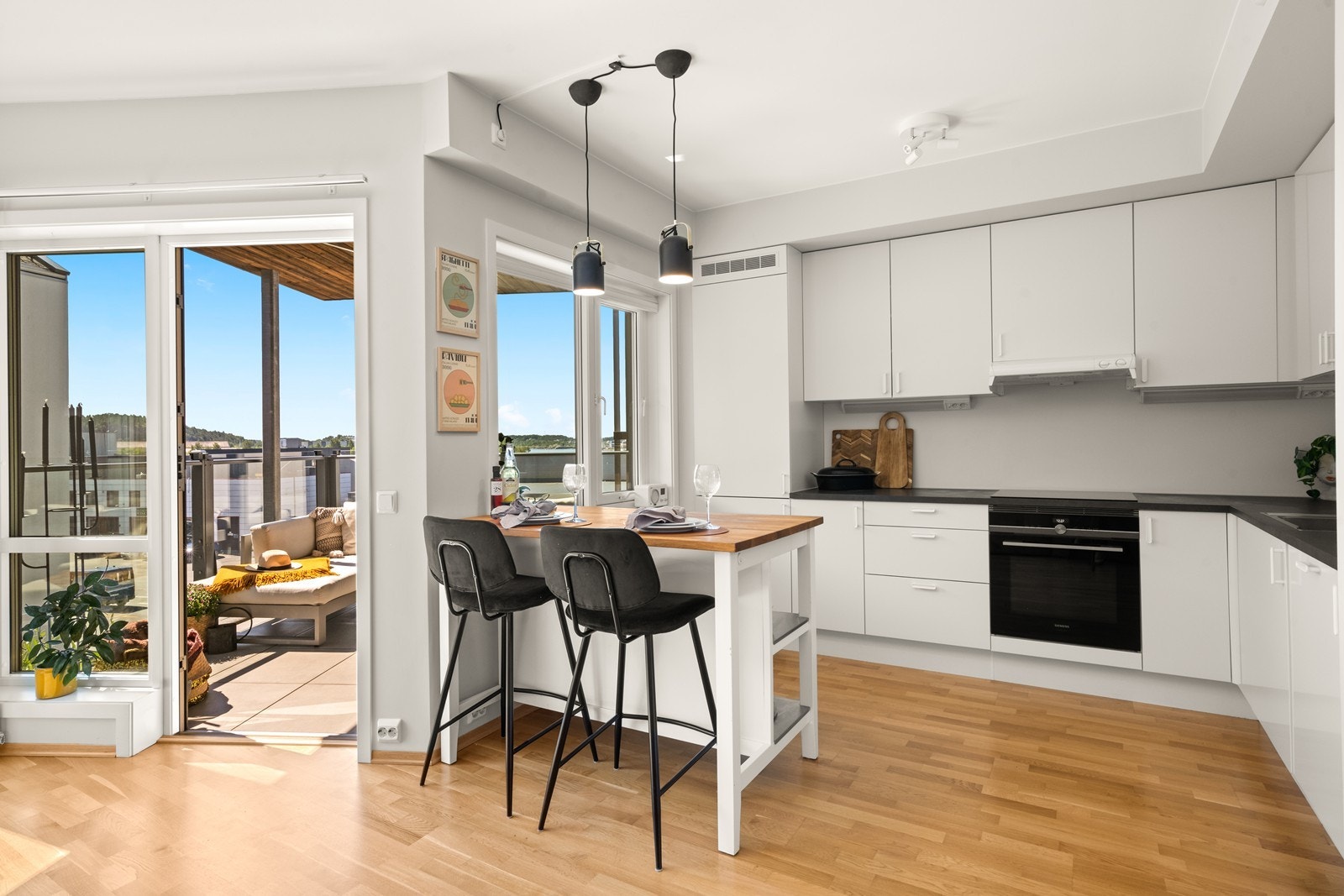 Kjøkkenløsning med integrert stekeovn, platetopp, oppvaskmaskin og fryser (kjøkkenhalvøy-denne er ikke fastmontert) Galleribilde