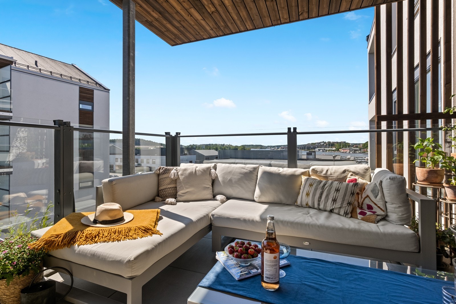 Leiligheten ligger i 3. etasje med vestvendt balkong og elveutsikt Galleribilde