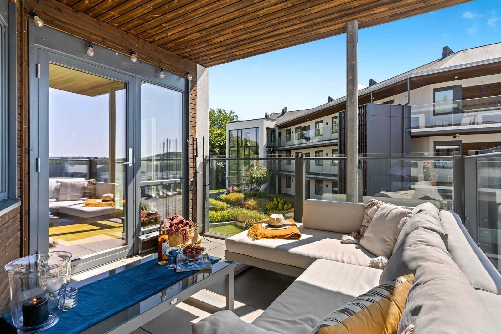 Nyt de lange, lyse sommerkveldene utendørs, glassrekkverk kan heves rundt hele balkongen Galleribilde