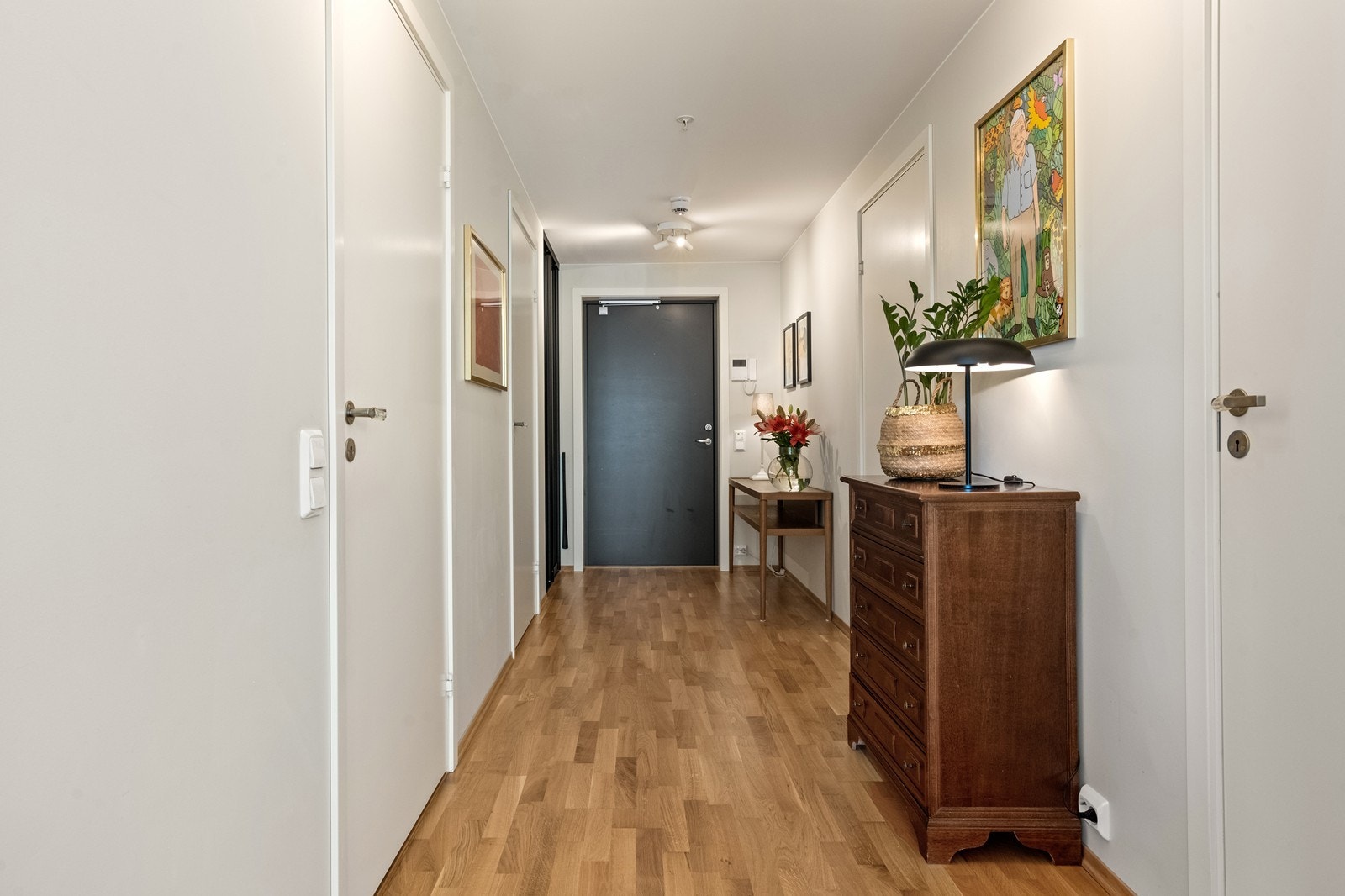 Romslig entré, porttelefon ved inngangsdøren Galleribilde