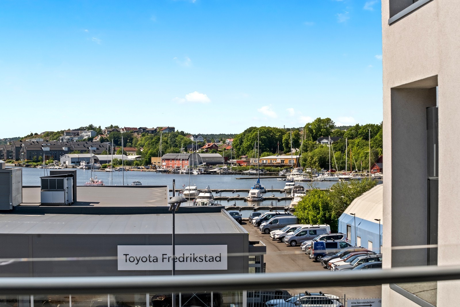 Utsikt fra balkong mot båthavna og over til Gressvik Galleribilde