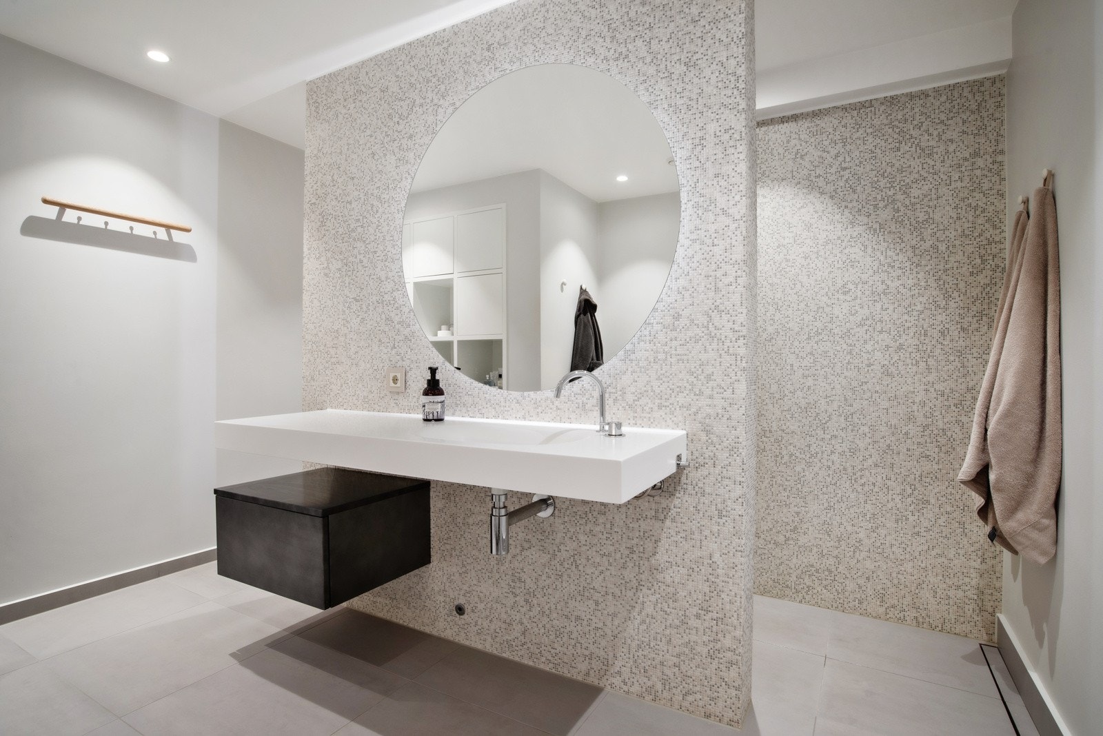 Plassbygget innredning med hyller, skuffer og skap. Badet har balansert ventilasjon. Galleribilde