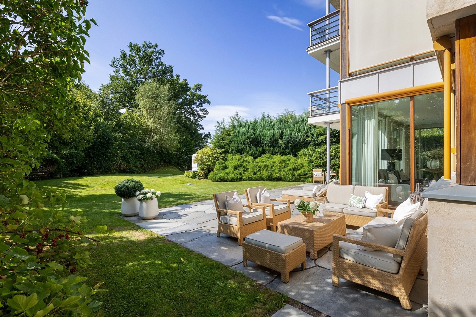 Vakker og parkmessig opparbeidet hage, samt stor og hellelagt terrasseplatting på ca 92 kvm. med plass til flere sittegrupper. Galleribilde