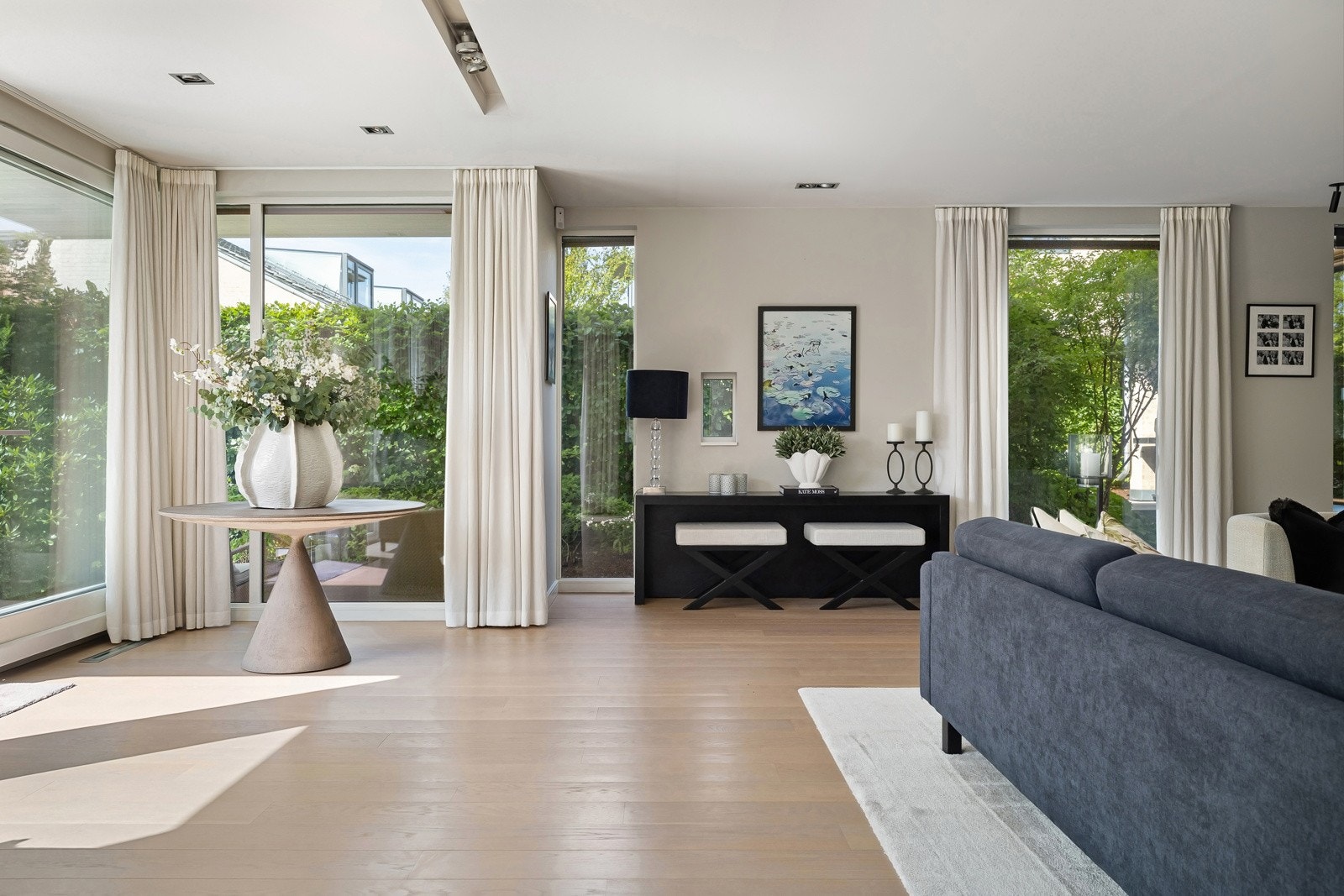 Den gode takhøyden i stuen, gir en helt spesiell romfølelse. Galleribilde