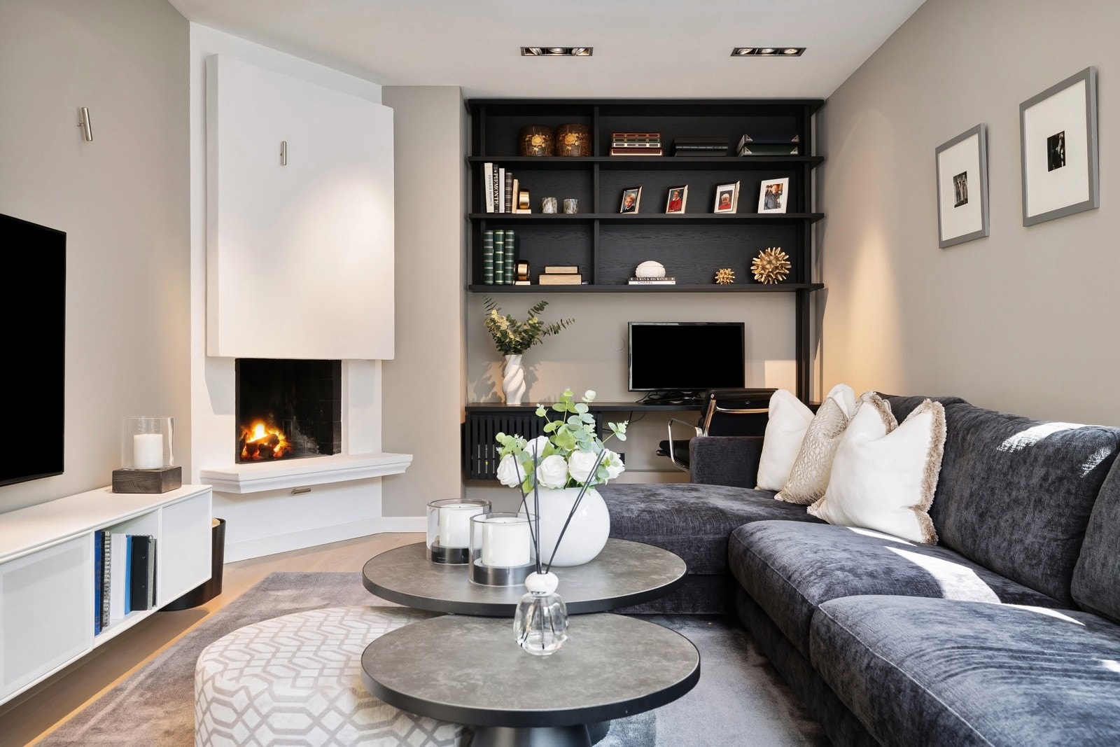 Flott peis også i tv-rommet, samt plassbygd bokhylle. Galleribilde