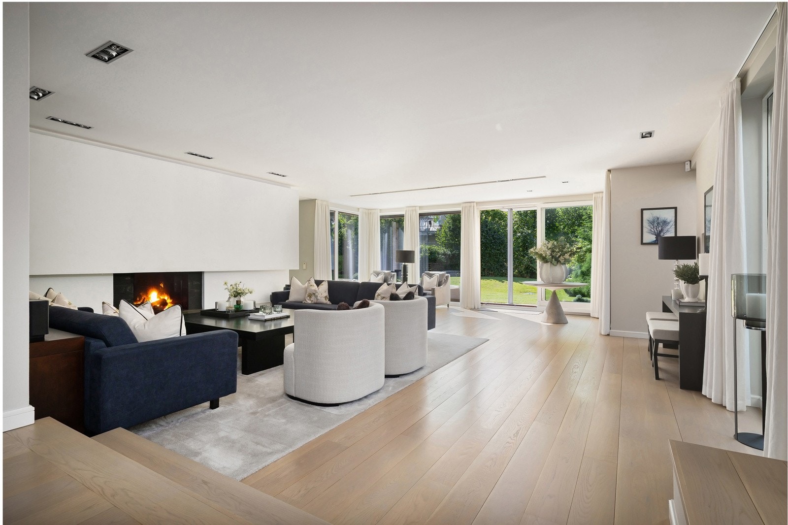 Stor og innbydende stue, med god takhøyde og store vindusflater fra gulv til tak som gir mye lys til rommet. Galleribilde