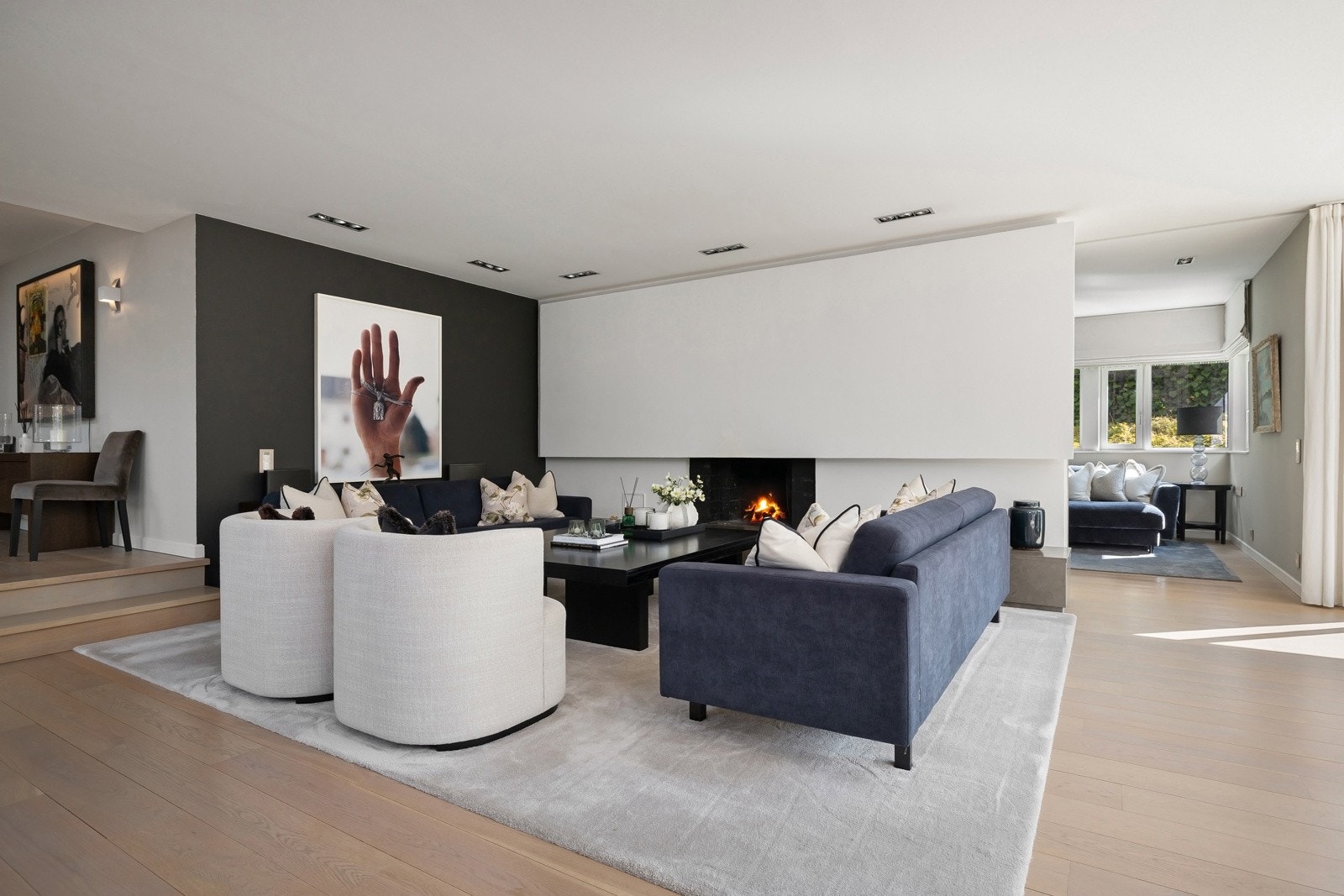 God plass til stor salong i stuen, den store peisen fremstår som et elegant møbel i rommet. Galleribilde