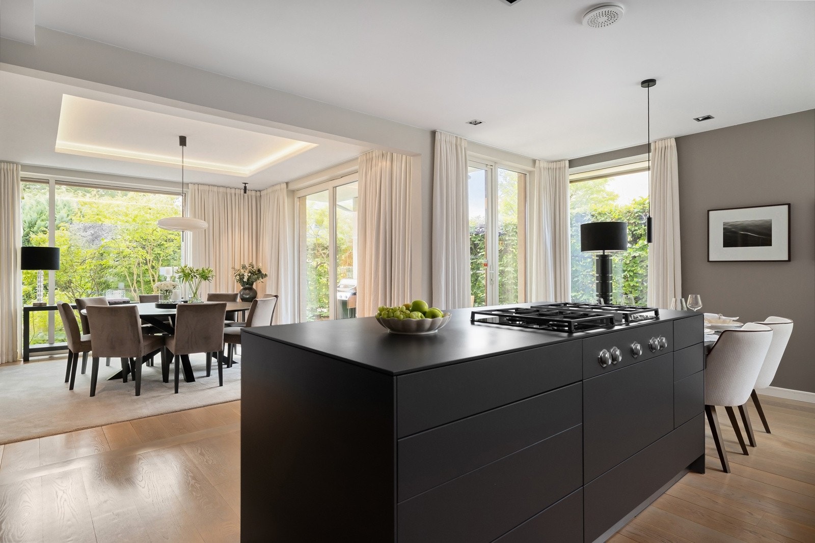 Utgang også fra kjøkken/spisestue til utearealene. Galleribilde