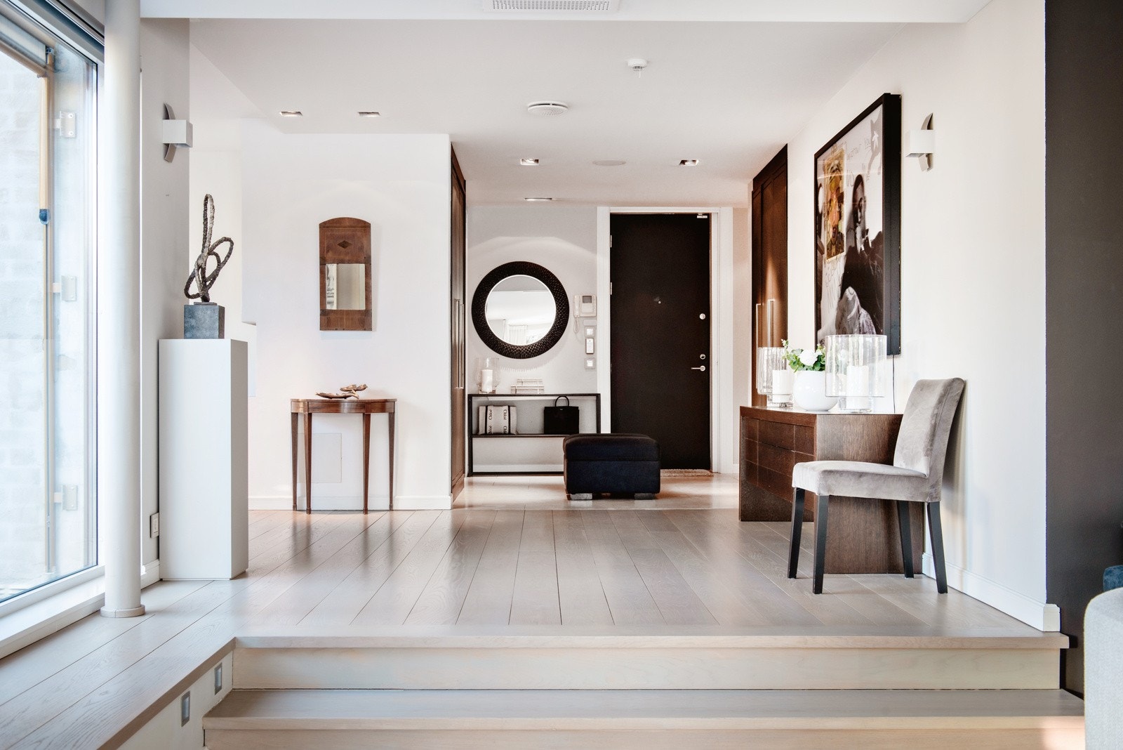 Stor entré/hall, med plassbygde garderobeinnredninger, gir et innbydende førsteinntrykk. Galleribilde