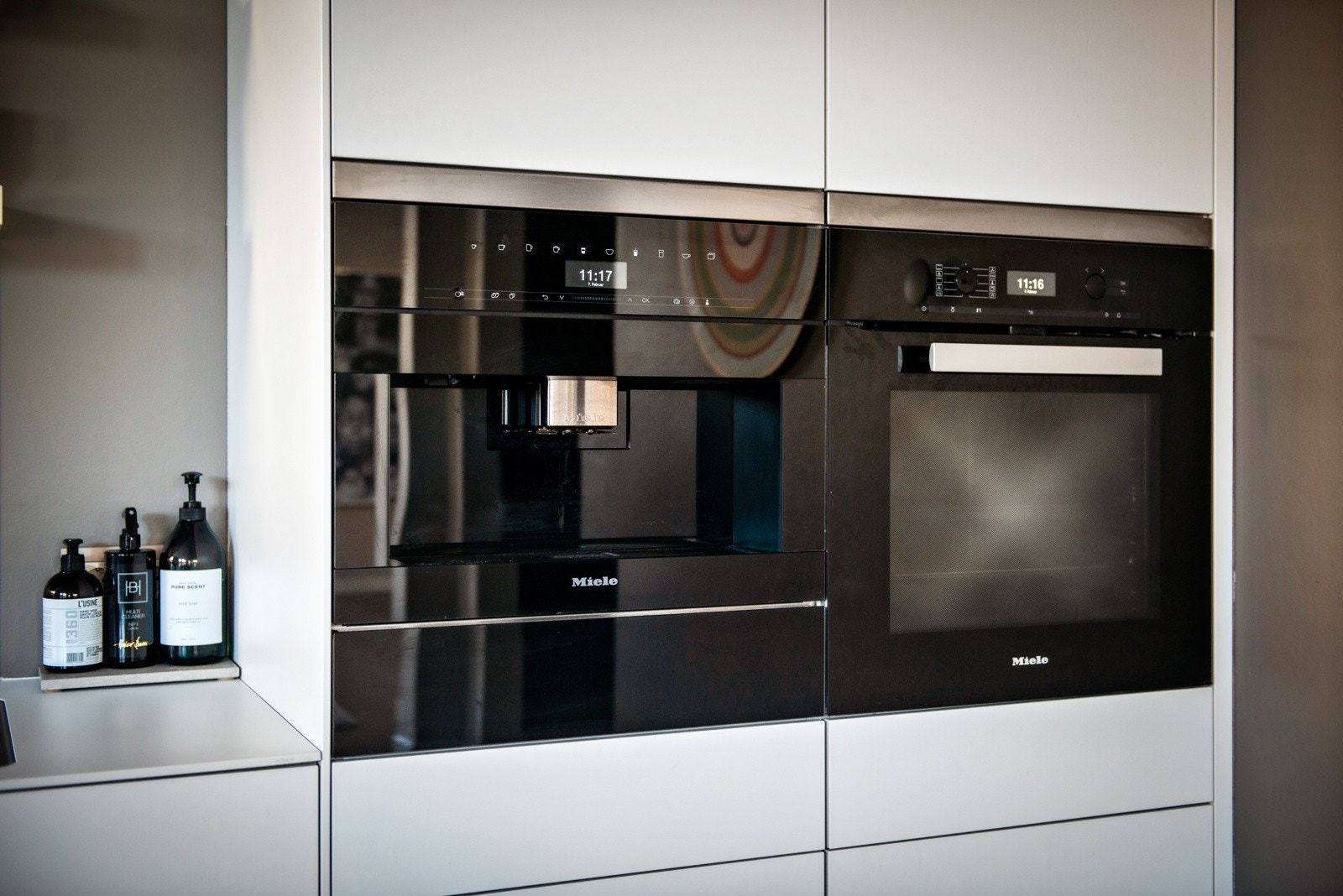 Benkeplater i hvit og sort høytrykkslaminat gir et moderne uttrykk. Galleribilde