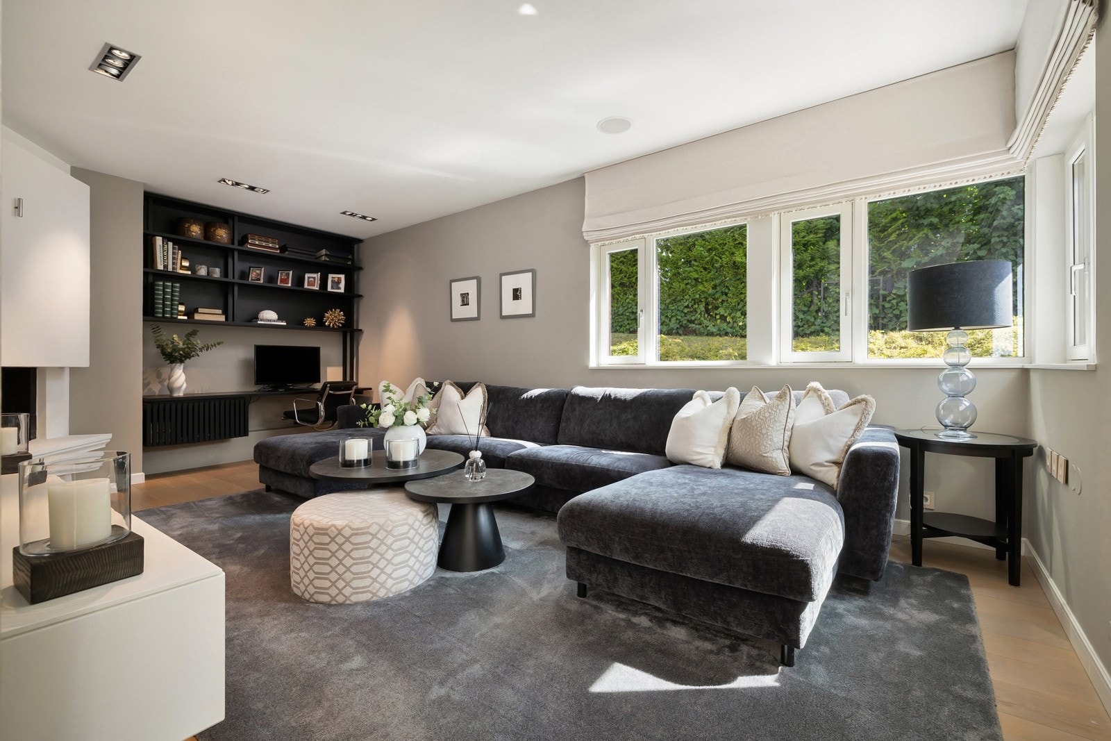 Hyggelig tv-rom / bibliotek i tilknyttning til stue. Galleribilde