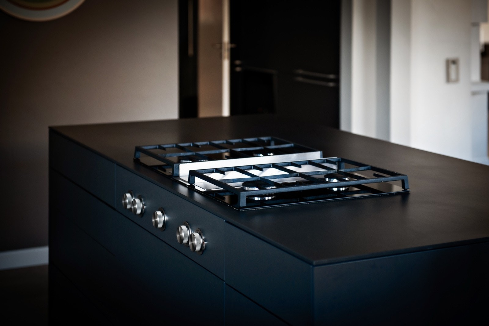 Kjøkkenøya er utstyrt med integrerte gassbluss (2+2) fra Bora, kombinert med en benkmontert avtrekksvifte. Gass leveres fra felles tank tilhørende sameiet. Galleribilde