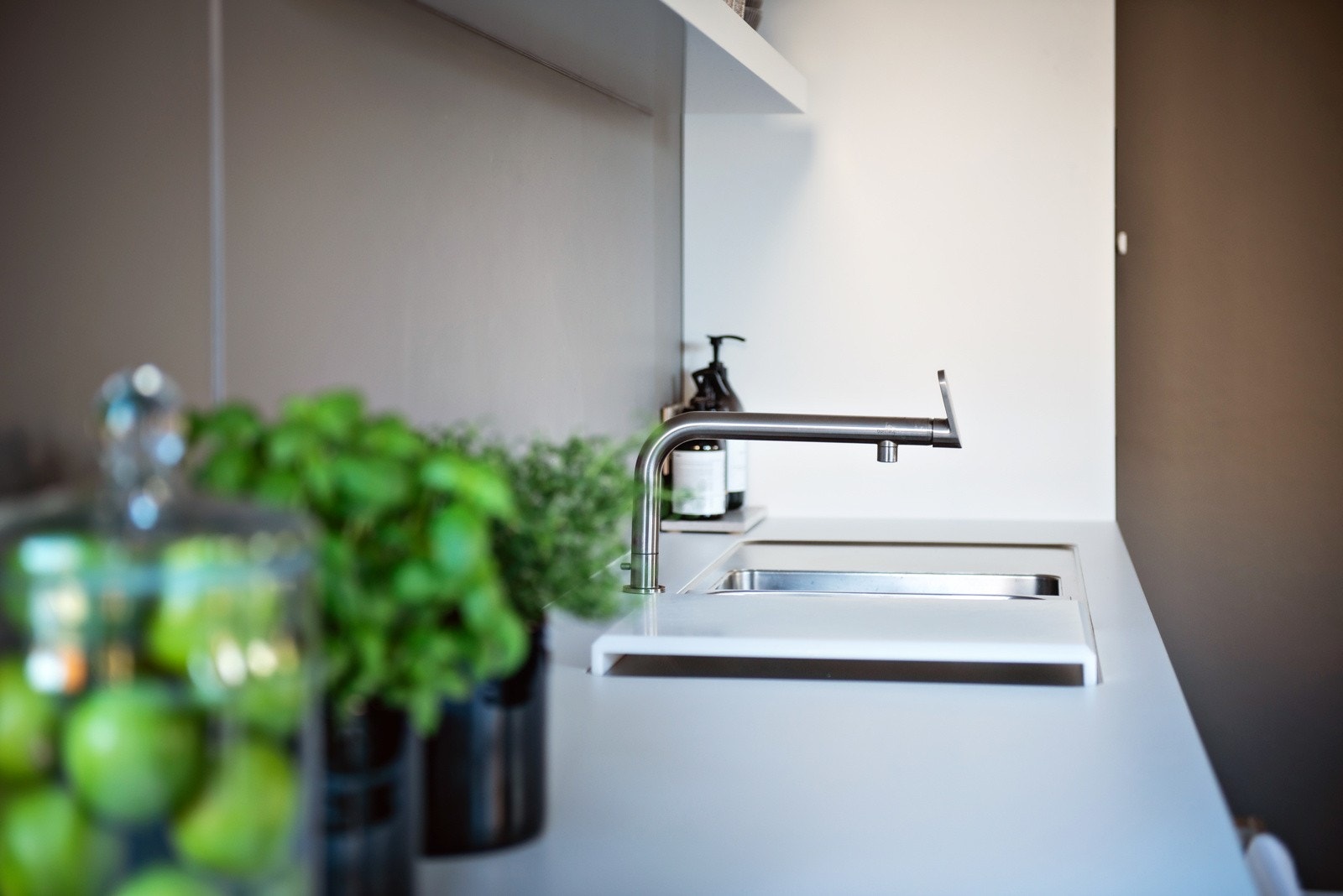 Flushmontert oppvaskkum med avrenningsfelt i rustfritt stål og blandebatteri fra Bulthaup. Galleribilde