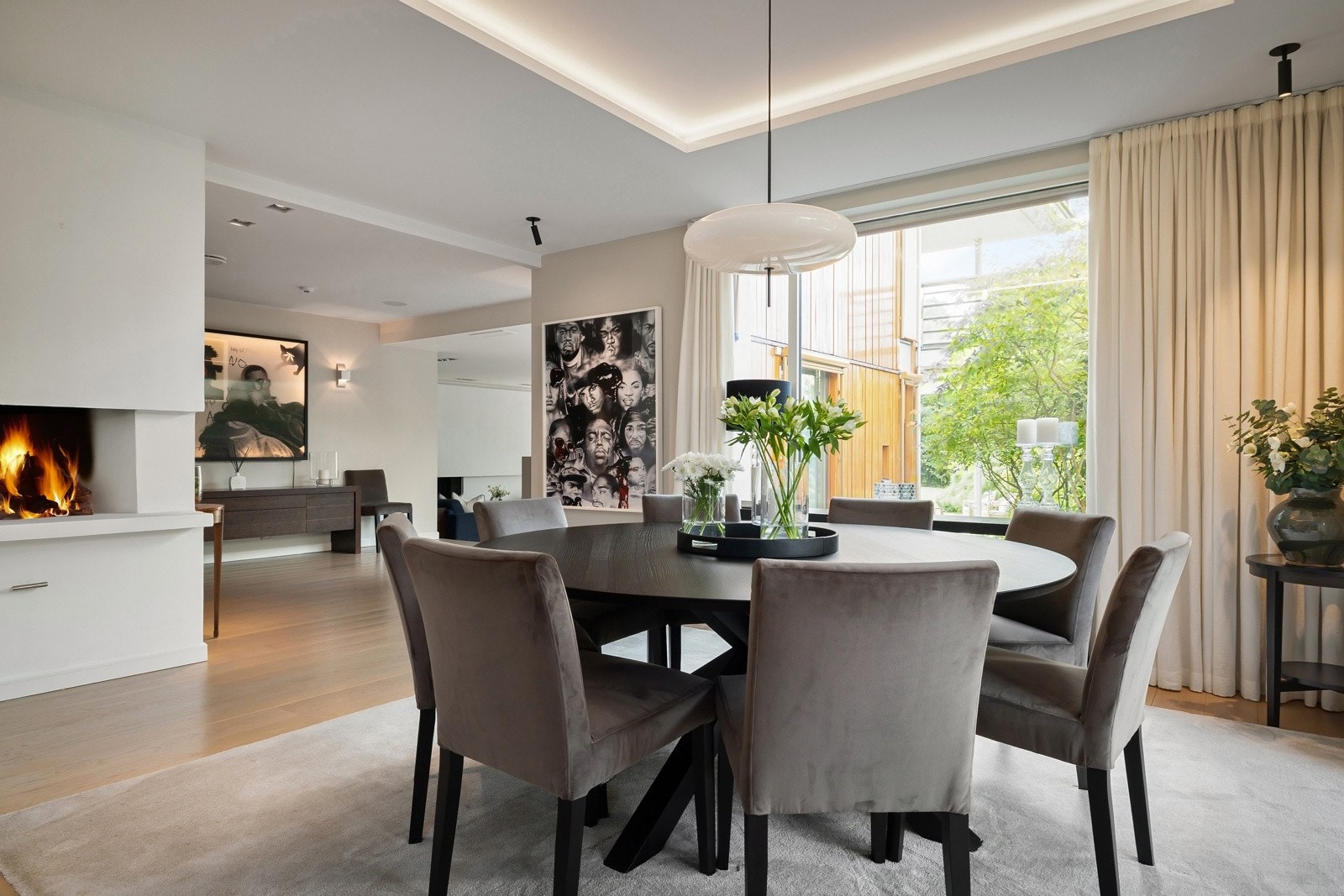 Romslig spisestue med peis og god plass til det store spisebordet. Galleribilde