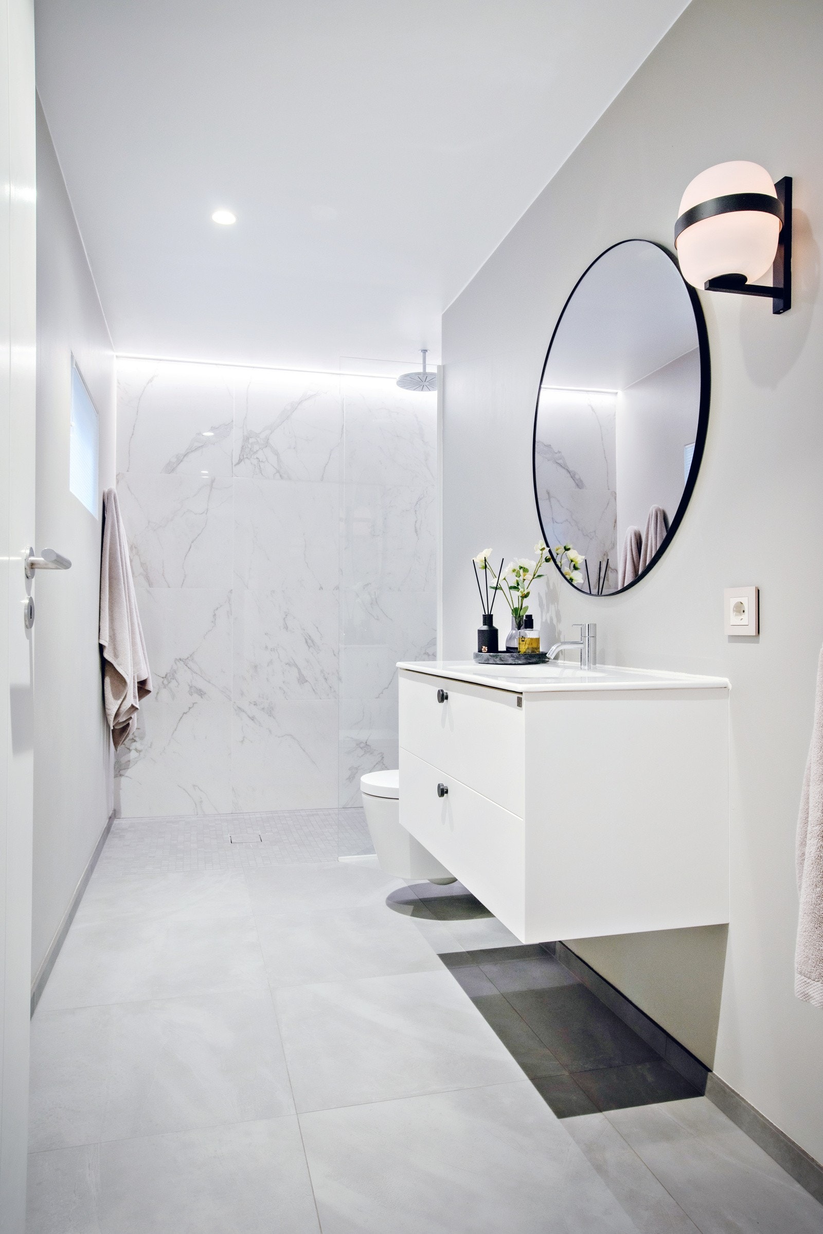 Bad 2 - Baderom med innredning fra Ballingsløv, helstøpt servant fra Roca, vegghengt WC med innebygget sisterne og avrenningsspalte under klosettskålen, samt stor dusjnisje med glassvegg. Blandebatterier fra Vola. Galleribilde