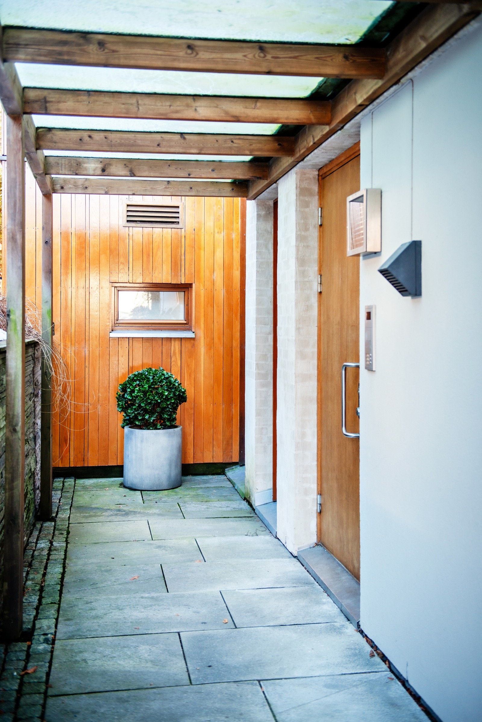 Innbydende inngangsparti, med flislagt adkomst. Leiligheten har trappefriadkomst fra hovedentré. Heisadkomst til garasjekjeller hvor leiligheten disponerer sportsbod og 2 garasjeplasser. Galleribilde