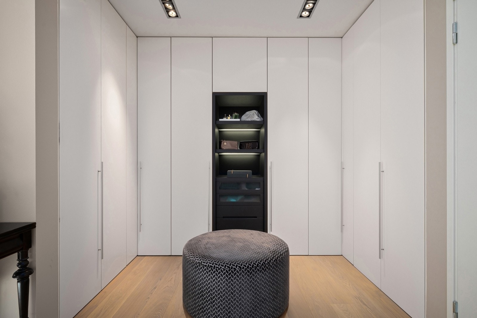 Plassbygd garderobeinnredning, med skreddersydde løsninger for god oppbevaring. Galleribilde