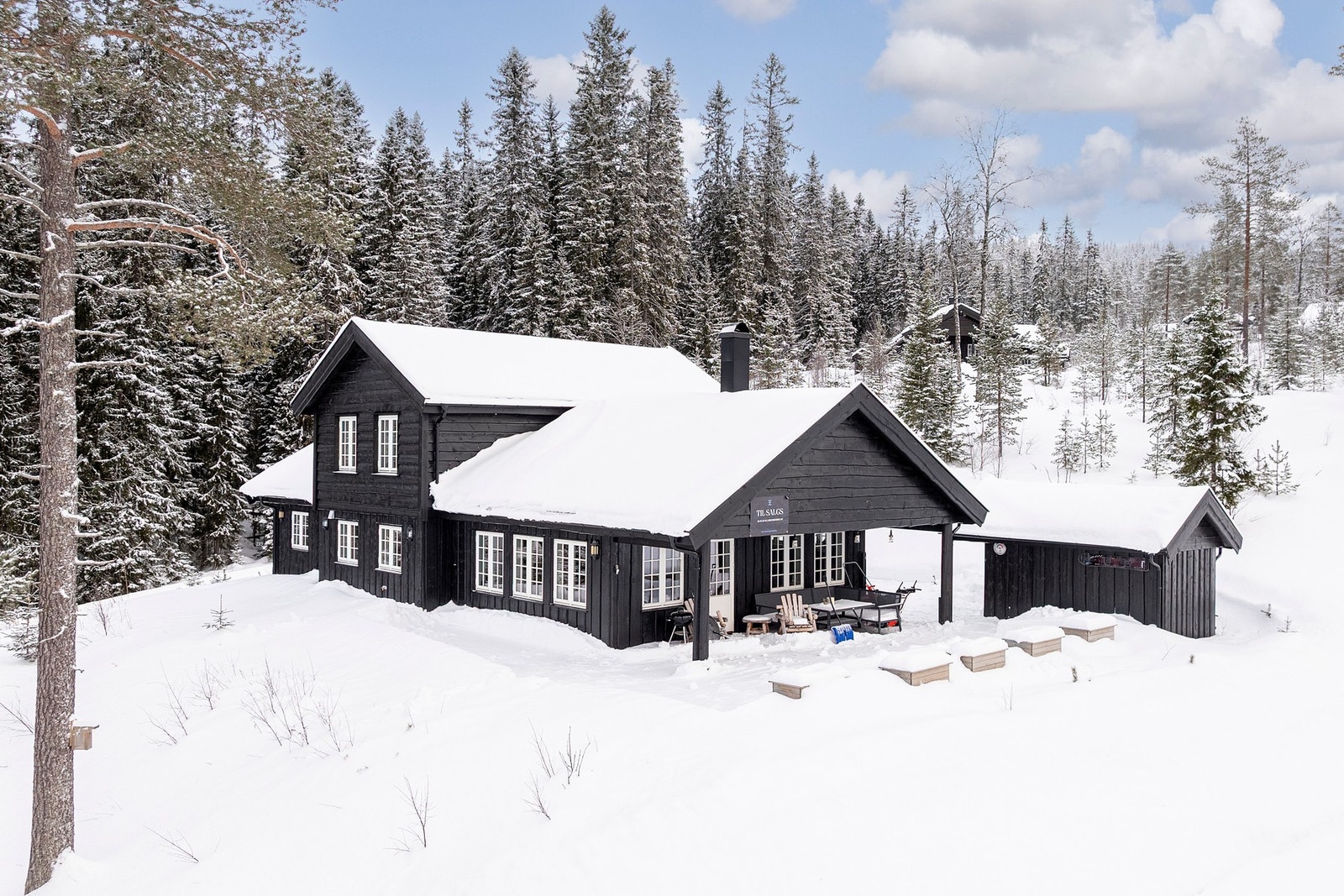 Innerst i blindvei! Den store terrassen på 94 m² er perfekt for å tenne en bålpanne, samle venner og familie rundt levende ild. Galleribilde