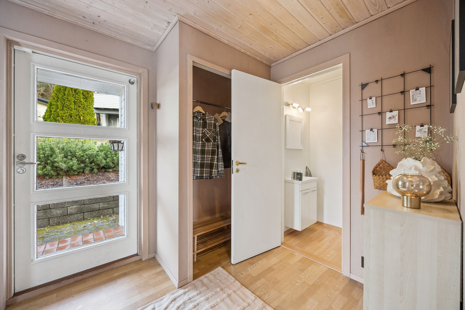 Husets lyse entré ønsker deg velkommen. Entreen har også et lite toalettrom. Galleribilde