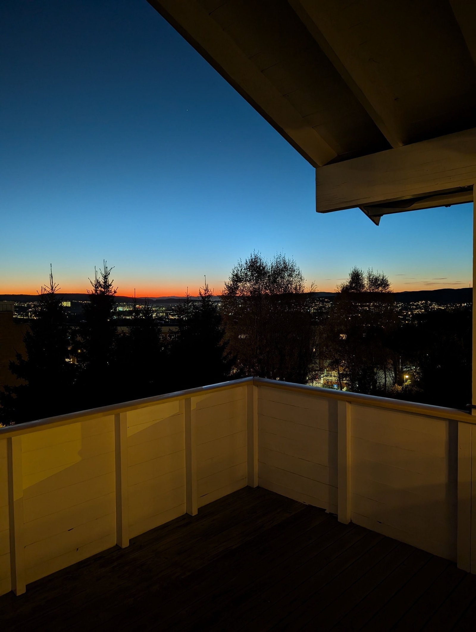 Her kan du sitte og nyte utsikten og solnedgangen. Perfekt lokasjon på nyttårsaften. Galleribilde