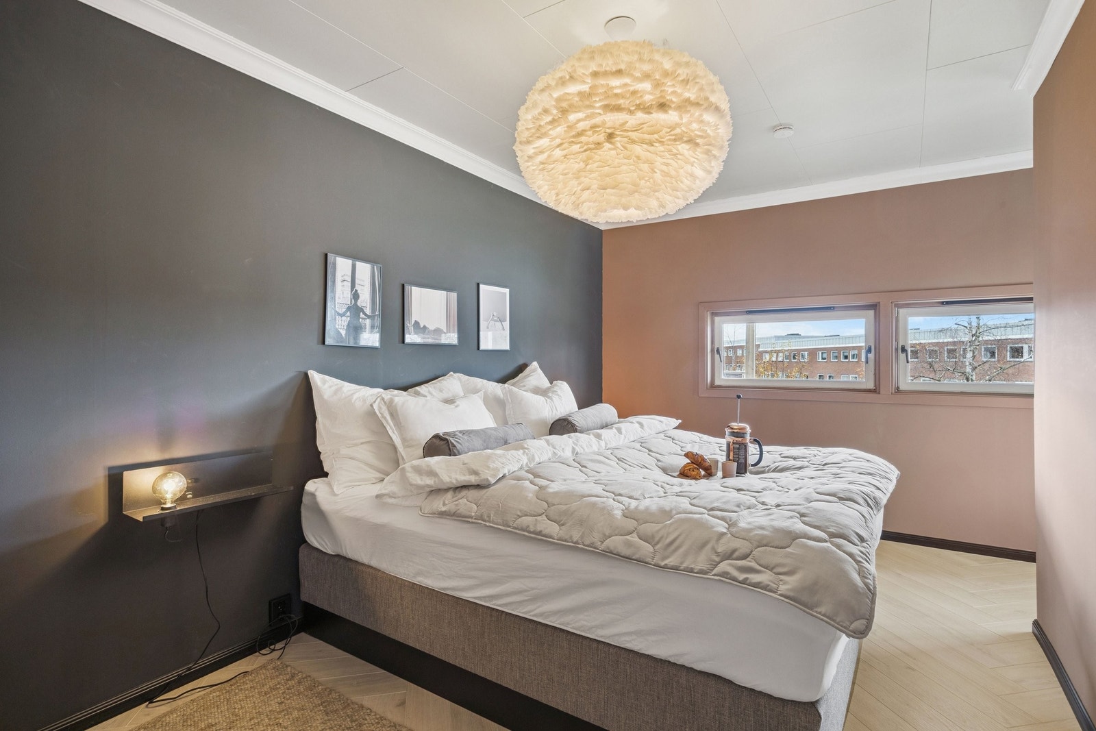 Husets hovedsoverom finner du i underetasjen, og er stort og innbydende. Galleribilde