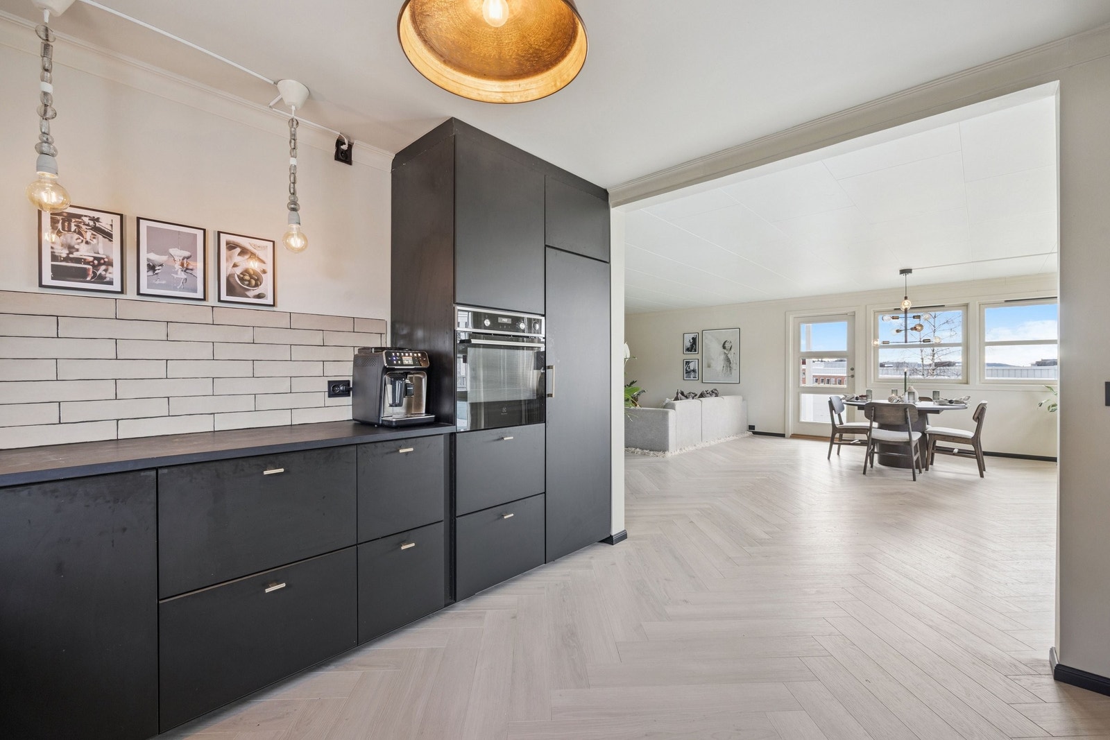 Laminatgulv i fiskebensmønster fra 2021. Galleribilde