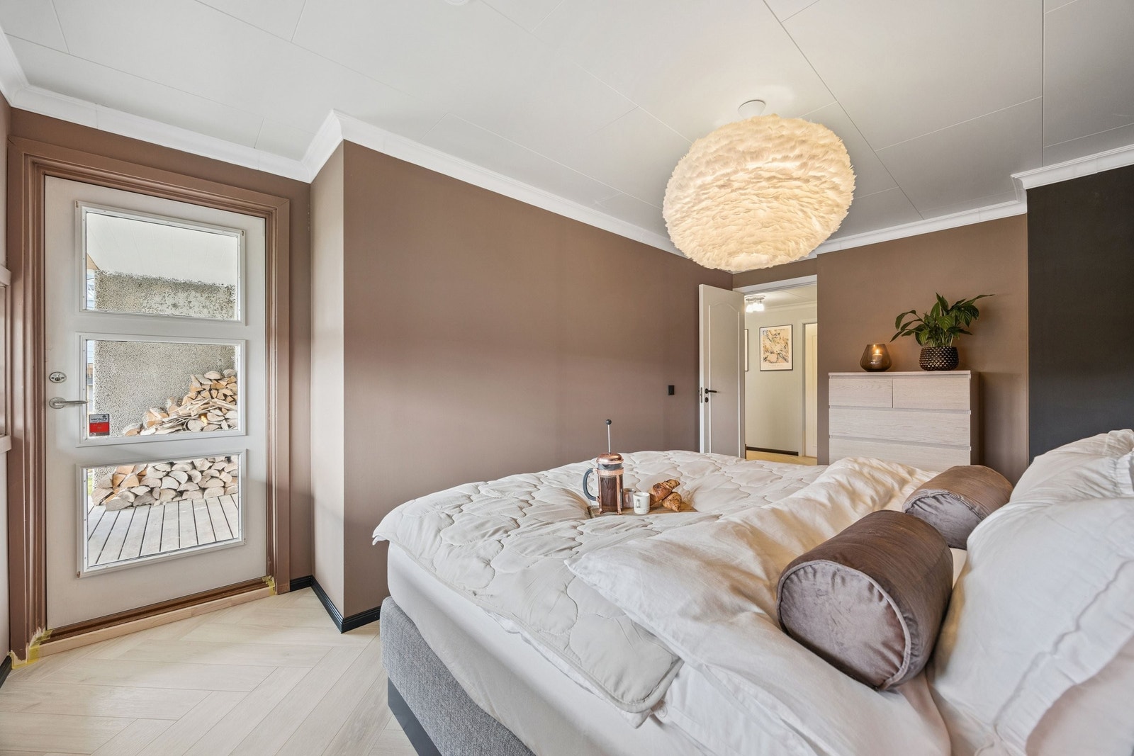 Hovedsoverommet har utgang til markterrasse. Galleribilde