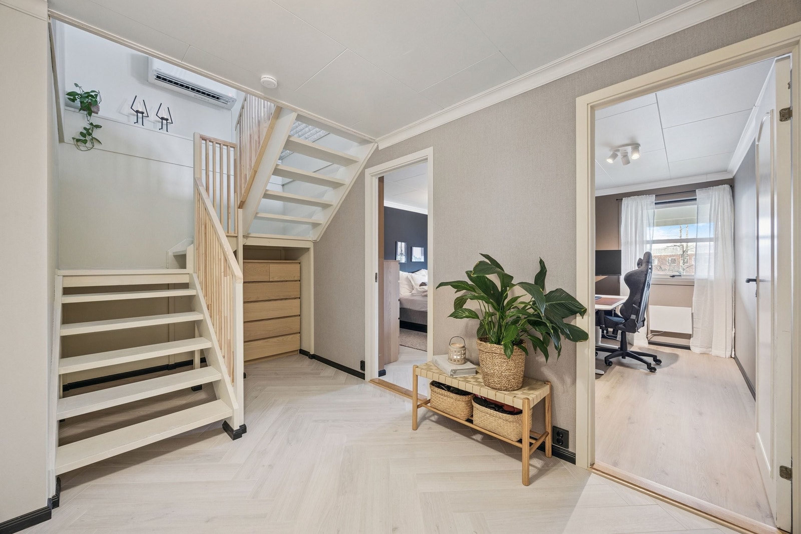 Romslig hall i underetasjen med inngang til husets 3 soverom, bad og bod. Nytt rekkverk i trapp i 2024. Galleribilde